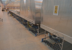 De verschillende met kleurtjes gemarkeerde stukjes buis die uit de vloer komen zijn bedoeld voor de drain. Zoals de slang van de wasmachine in de afvoerpijp moet worden gehangen, zo doet men dat hier ook voor iedere rij tafels. Met alleen dus dit verschil, dat men moet kiezen uit een stuk of 10 leidingen.